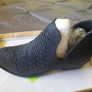 Yoki ankle bootie